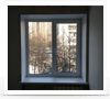 Двухстворчатое окно в кирпичном доме