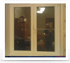 Двухстворчатое т-образное окно в кирпичном доме